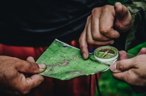 carte plastifiée de course d'orientation avec une boussole pointant le nord