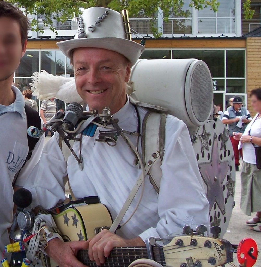 Rémy Bricka, homme-orchestre français, lors de son spectacle en 2006 lors des courses hippiques "Les 3 Glorieuses" à Craon en Mayenne en France.