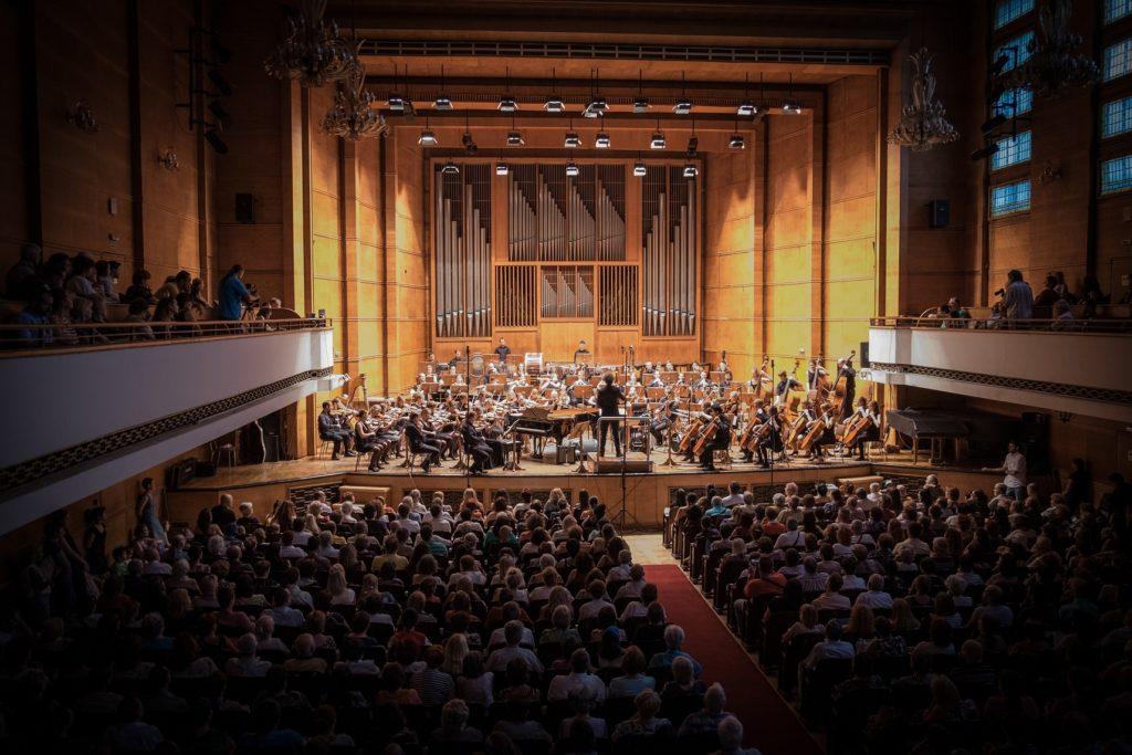 Photo - Chef d'orchestre et ses musiciens en concert