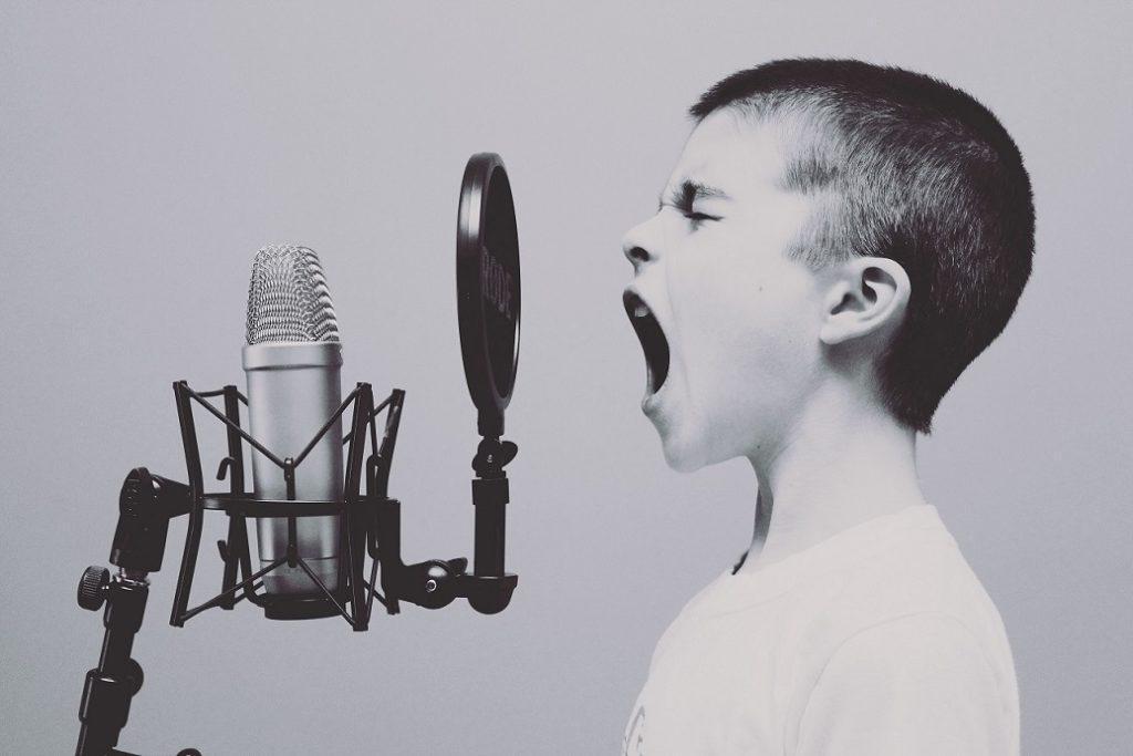 Enfant qui crie devant un micro de studio