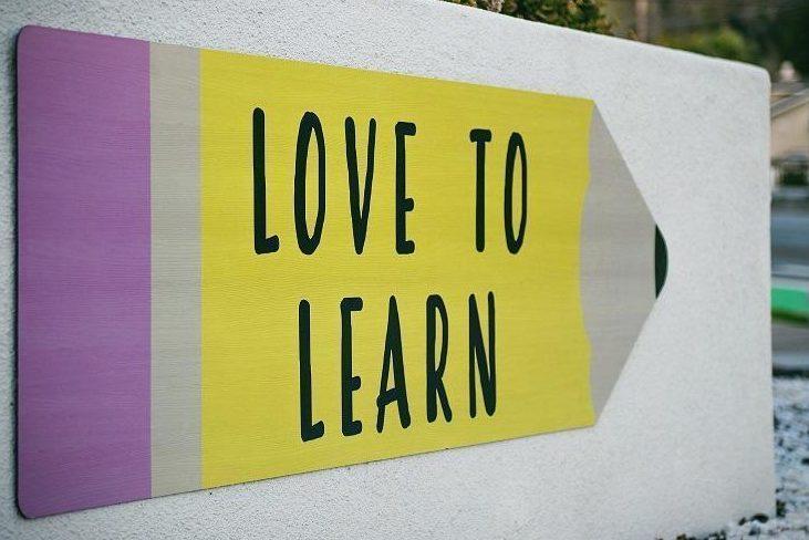 pancarte fléchée affichant Love to Learn - Recrutement en supply chain management