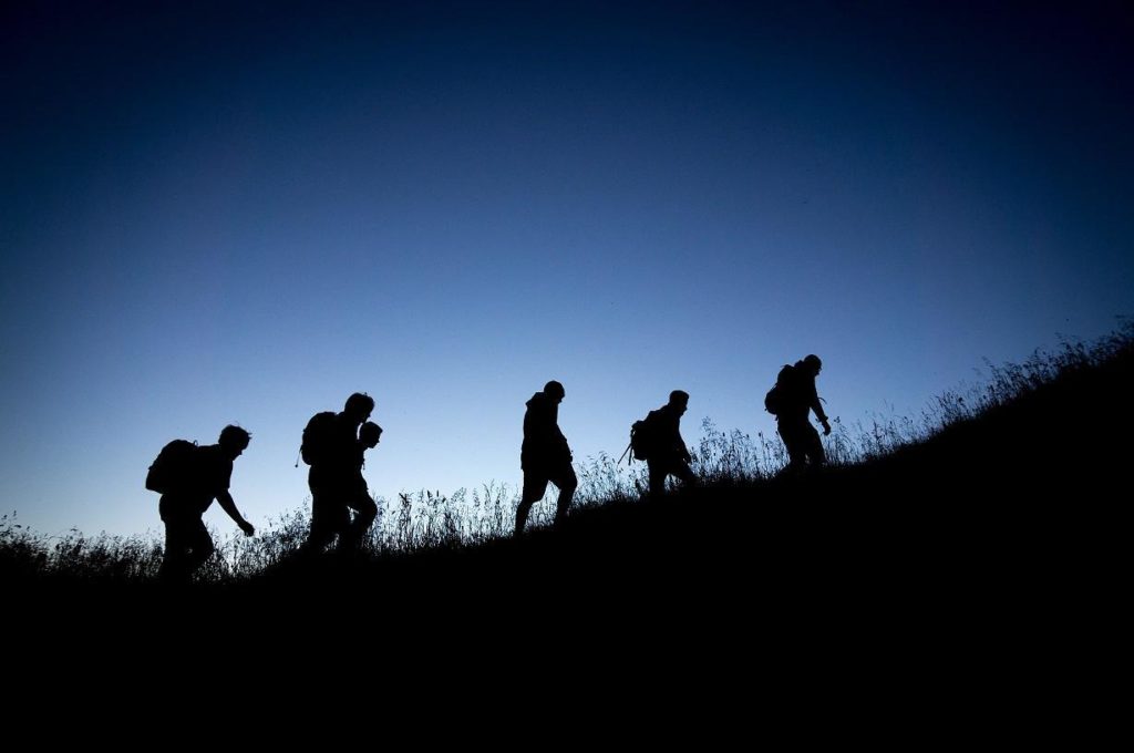 Le changement, c’est avant tout une histoire humaine et la cohésion d-équipe_silhouettes_montagne