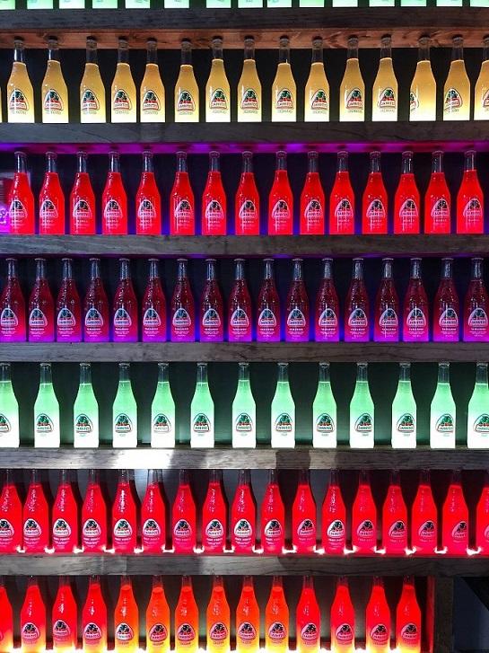 bouteilles colorées sur étagère