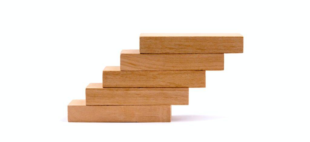 morceaux de bois superposés en forme de marche d'escalier à l'image d'un tableau de bord d'outil d'ordonnancement - logiciel d'ordonnancement production scheduler