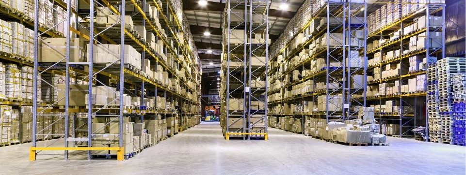 entrepôt lumineux avec les racks remplis de cartons, illustration de l'audit logistique