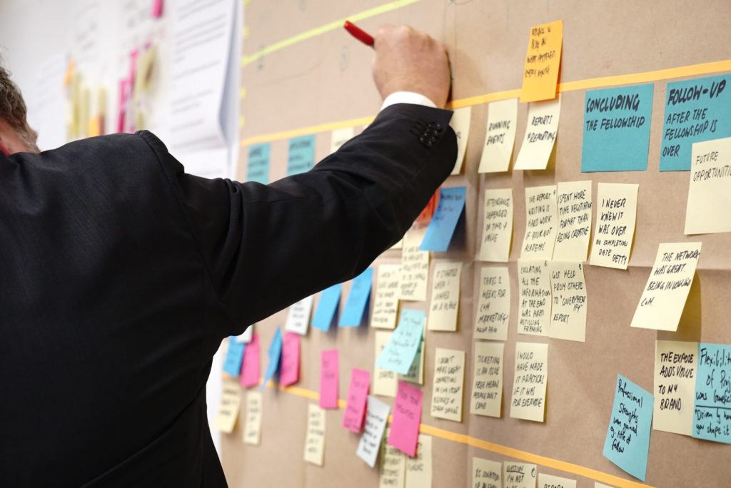 paperboard avec post its pour illustrer l'audit supply chain