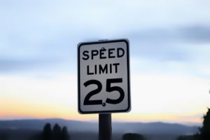 panneau de limitation de vitesse à 25 km/h pour illustrer les limites fonctionnelles de l'ERP