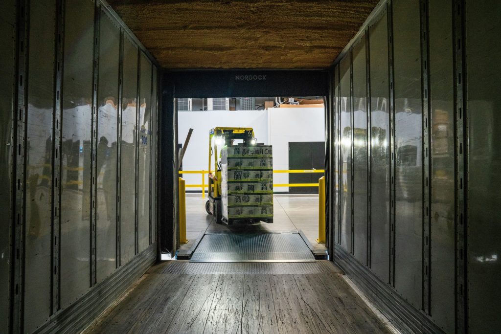 Ordre d'Approvisionnement et Supply Chain : vue d'un chariot élévateur sortant d'un ascenseur d'entrepôt pour illustrer le suite d'un ordre d'approvisionnement