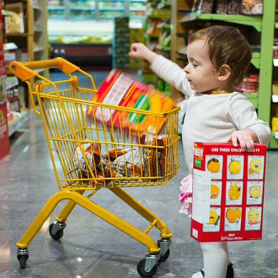Ordre d'Approvisionnement et Supply Chain : un jeune enfant dépose des céréales dans son petit chariot pour illustrer la disponibilité déclenchée par un ordre d'approvisionnement