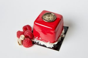 pâtisserie rouge aux framboises pour illustrer les arômes alimentaires