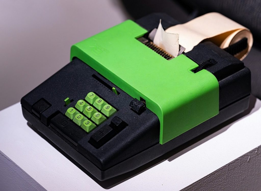 Calculette vert et noir posée sur une table pour illustrer le Contrôle des stocks - Inventory control