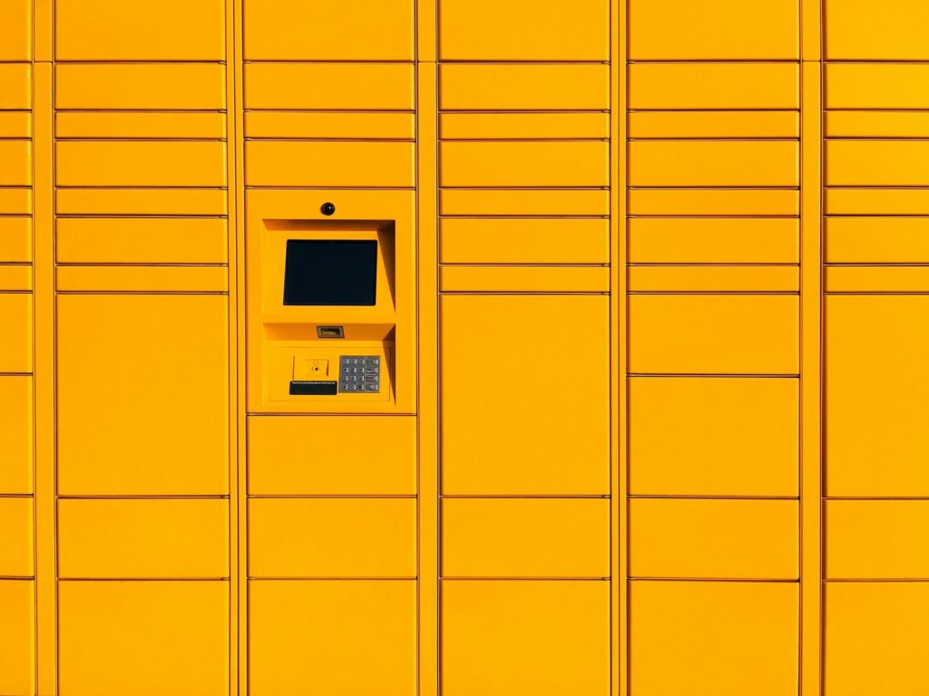 casiers intelligents jaune ou smart-locker pour illustrer comment optimiser le dernier kilomètre en logistique urbaine
