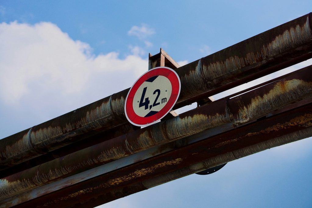 Un panneau sur un pont limitant la hauteur sous pont illustrant_ USL - Qu est-ce qu'une limite de spécification supérieure ?