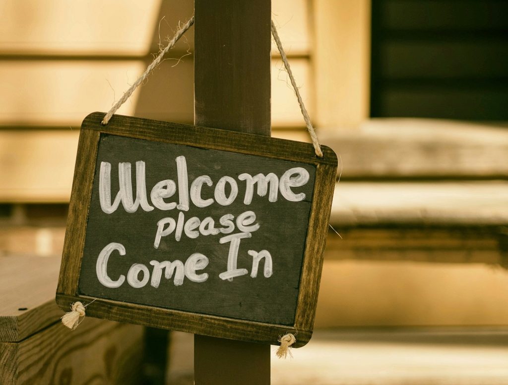 panneau en bois et ardoise_Welcome noté à la craie_VOC - Voice of Customer – Voix du Client en B2B