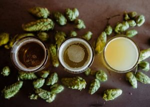 3 verres de bières et fleurs de houblon pour illustrer l'article sur Duvel Moortgat optimise sa production de bière grâce à Infor Production Scheduling