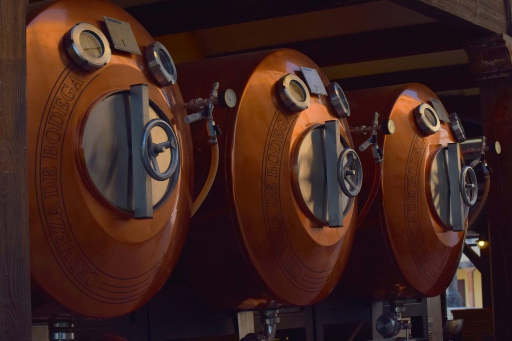 3 cuves en inox illustrant les complexités d'ordonnancement des cuves pour les fabricants de bière