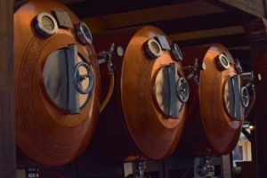 3 cuves en inox illustrant les complexités d'ordonnancement des cuves pour les fabricants de bière