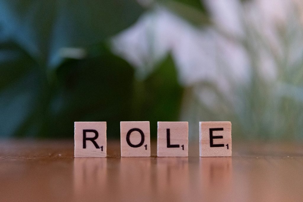 ROLE épelé avec blocs de scrabble sur une table pour illustrer rôle et missions de l'approvisionneur