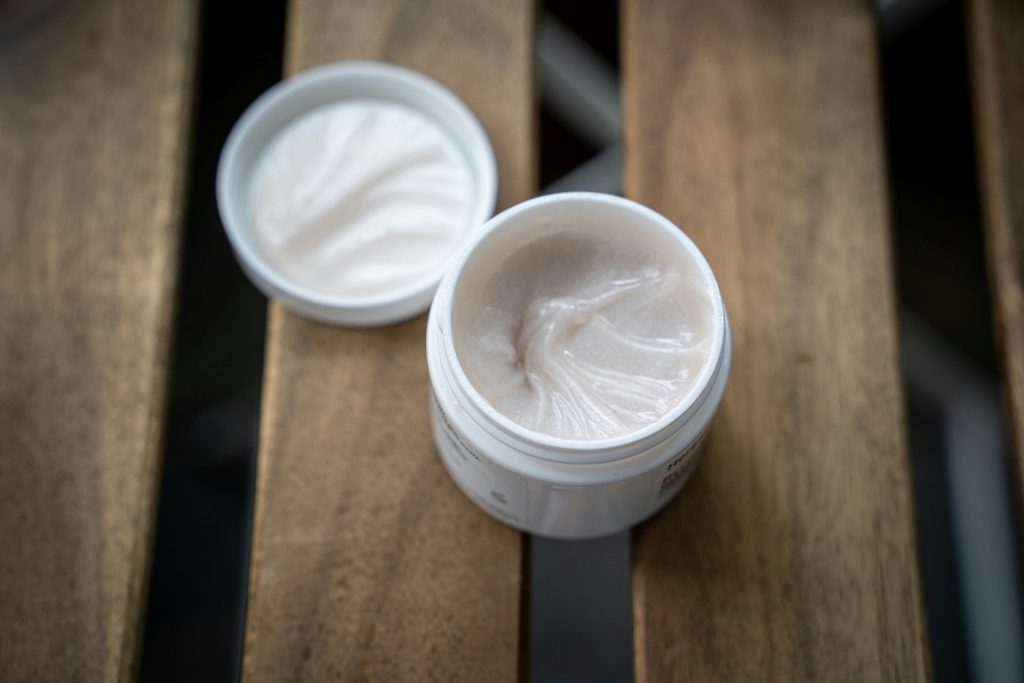 pot de crème cosmétique ouvert illustrant PAO - Période Après Ouverture