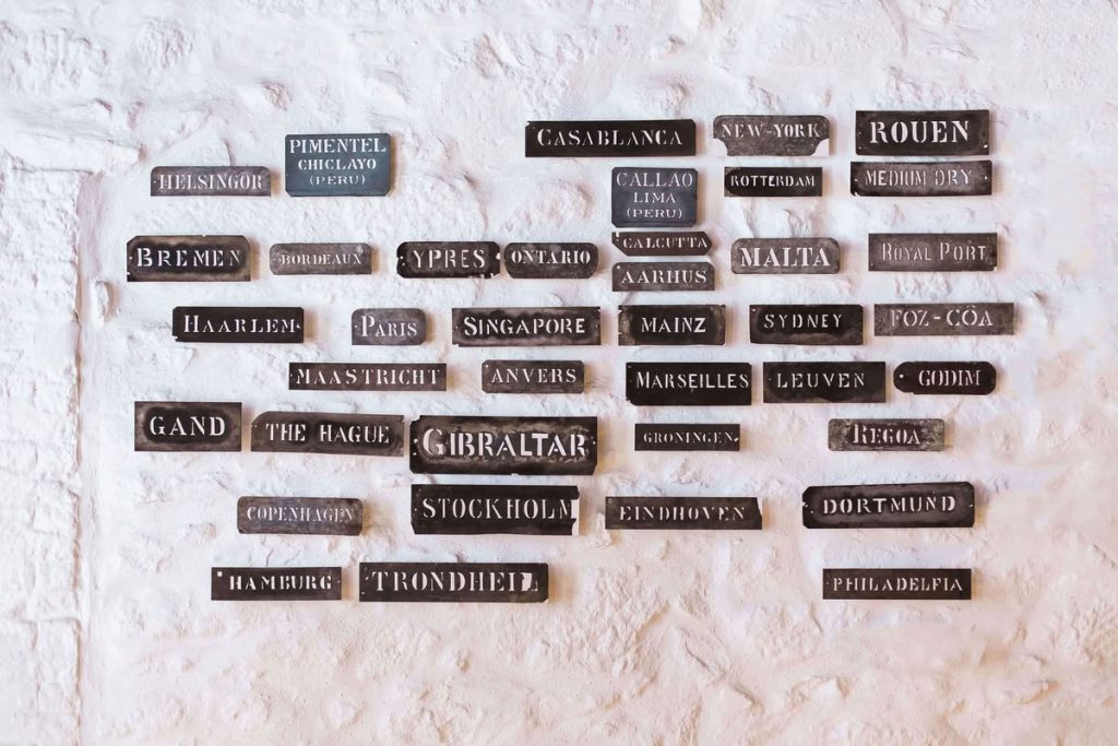 Panneaux bois de destinations pour illustrer_le onshoring, nearshoring et offshoring