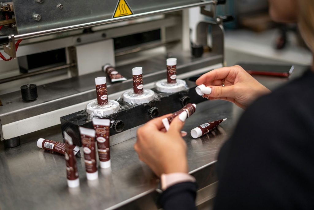 chaine de fabrication de cosm&eacute;tiques illustrant la d&eacute;finition du MRP