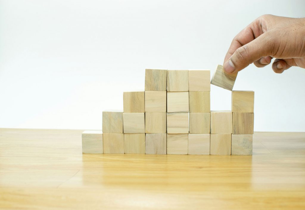 pi&egrave;ces de bois empil&eacute;es illustrant le DPMO_Defects Per Million Opportunities