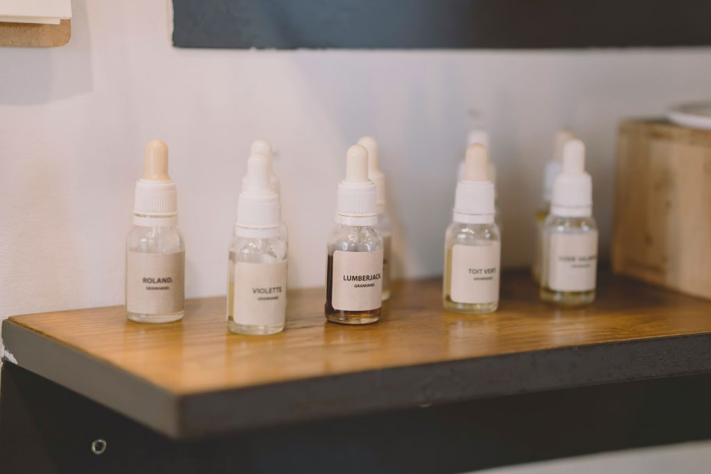 flacons doseurs pour illustrer la r&eacute;glementation des allerg&egrave;nes de parfum de l'UE 2026