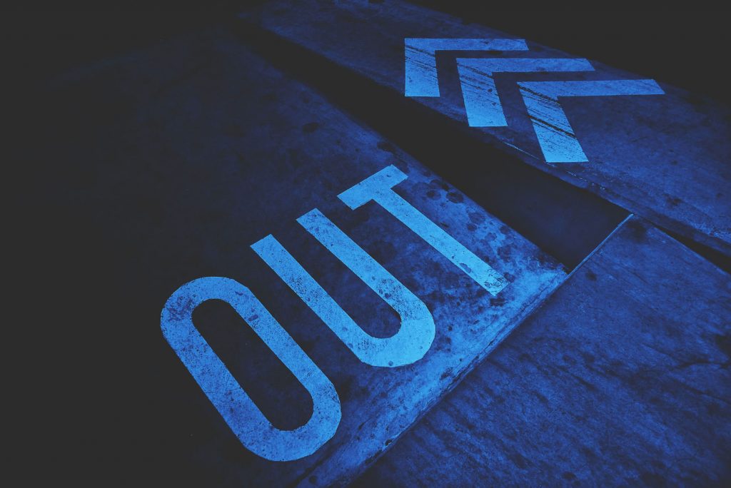 marquage au sol_OUT en bleu_illustrant externalisation de sa logistique