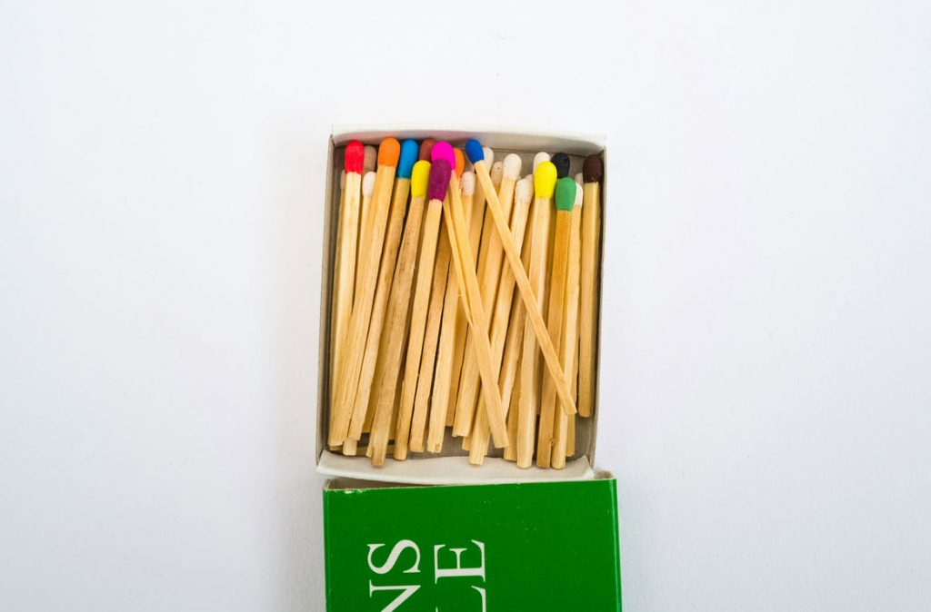 allumettes de couleurs sur livre vert_choix_d Internaliser ou externaliser sa logistique