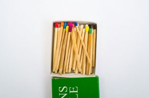 allumettes de couleurs sur livre vert_choix_d Internaliser ou externaliser sa logistique
