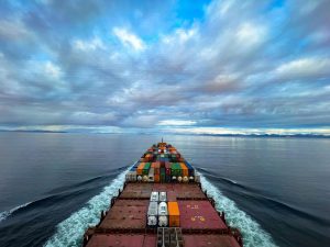 cargo navigant pour illustrer les Prévisions 2026 : pénurie de capacité et coûts croissants affectent la planification de la supply chain