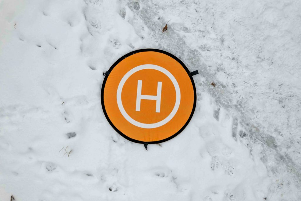 panneau orange sur la neige pour illustrer le mod&egrave;le de gestion hybride