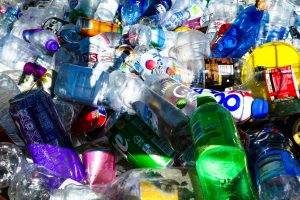 Tas de bouteilles vides en plastique illustrant le Règlement PPWR pour les emballages à partir de 2026
