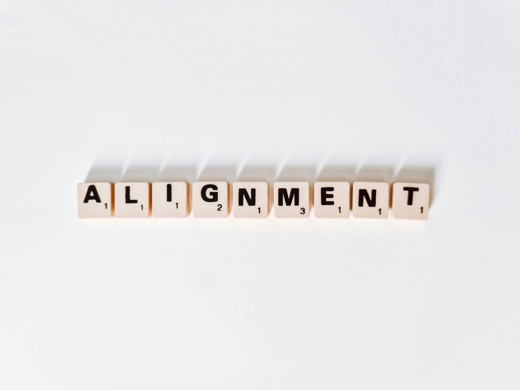 S&OP et importance de l'alignement, orthographié avec des lettres de Scrabble