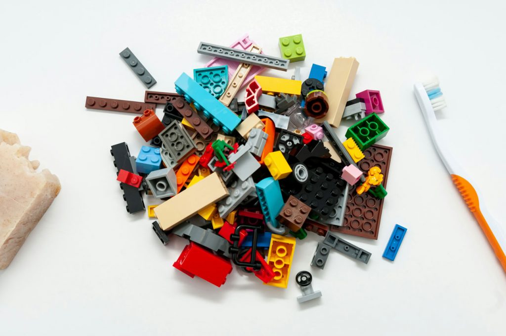 SaaS - Software as a Service - illustrant la maintenance logicielle par des Lego éparpillés