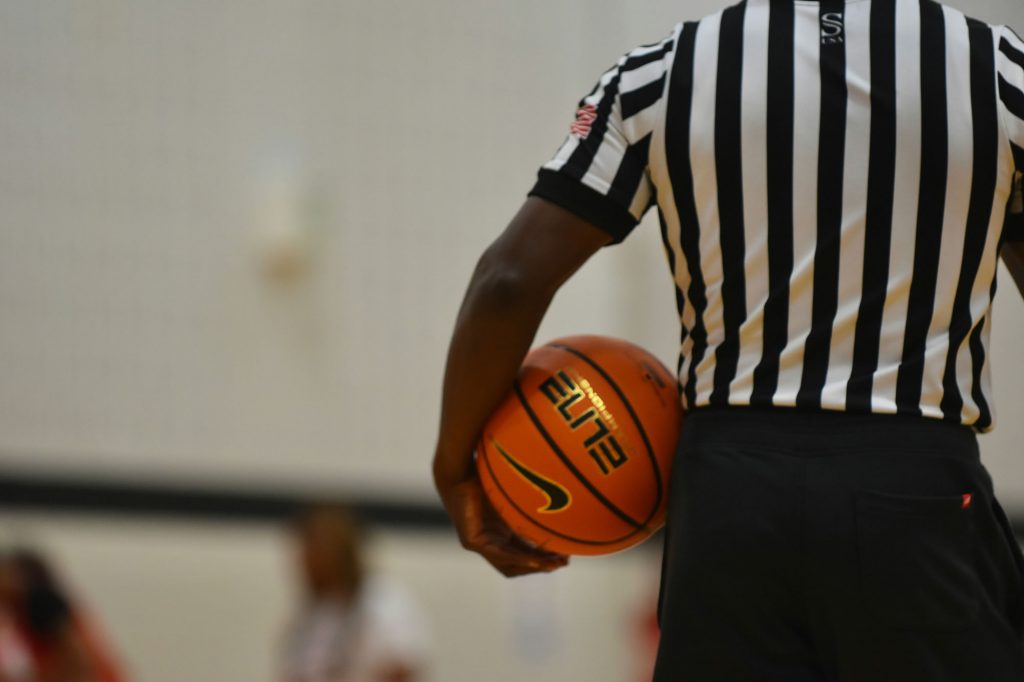 arbitre tenant un ballon de basket_ illustrant pourquoi mettre en place ce processus strat&eacute;gique S&OP en PME PMI