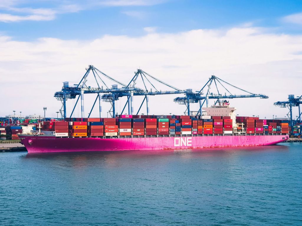 cargo rouge sur la mer et le ciel bleu illustrant la definition Supply Chain Event Management &ndash; SCEM