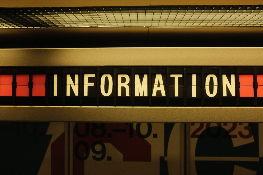 gros plan de panneau INFORMATION pour illustrer le RFI-Request for Information