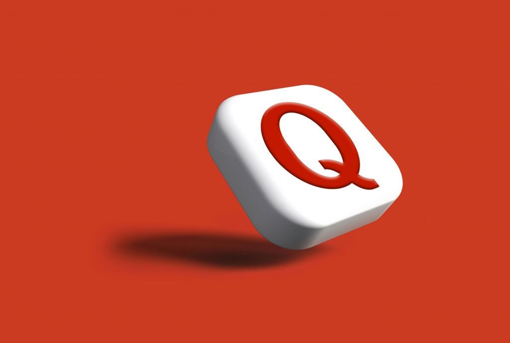 jeton blanc avec lettre Q rouge pour illustrer RFQ - Request for Quotation