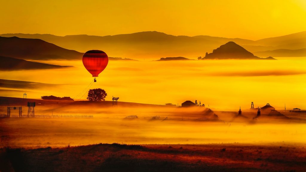 montgolfi&egrave;re survolant un champ brumeux sans visibilit&eacute; illustrant des Pr&eacute;visions supply chain et donn&eacute;es incompl&egrave;tes