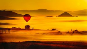montgolfière survolant un champ brumeux sans visibilité illustrant des Prévisions supply chain et données incomplètes