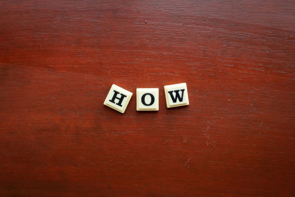 le mot HOW composé dde lettres scrabble pour illustrer RFP - Request for Proposal - définition