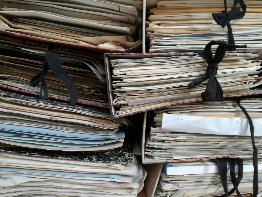classeurs papier empilés illustrant ECM ERP Infor Blending et GED native